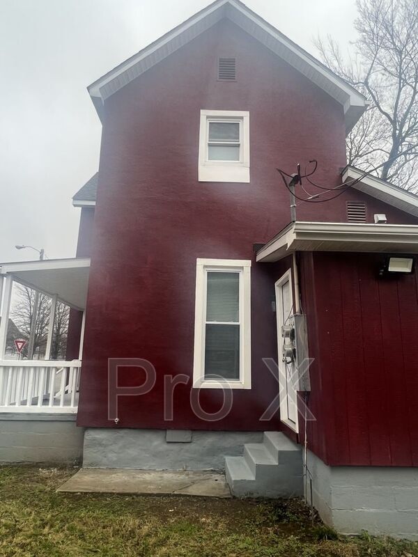 Building Photo - 902B S Moffet Ave