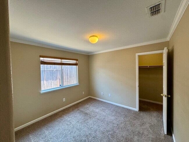 Building Photo - Beautiful 3 Bed / 2 Bath Home with 2-Car Garage in Roseville
