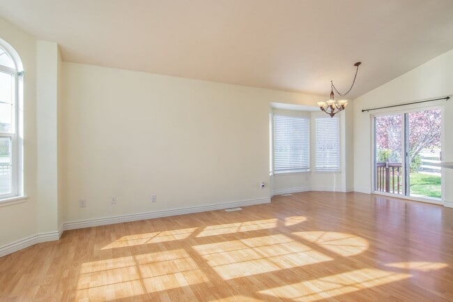 Building Photo - 5 Bedroom Home in Herriman; 2700 sq ft; Open Floor Plan