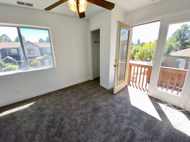 Building Photo - 1402 E Scarlet Dr