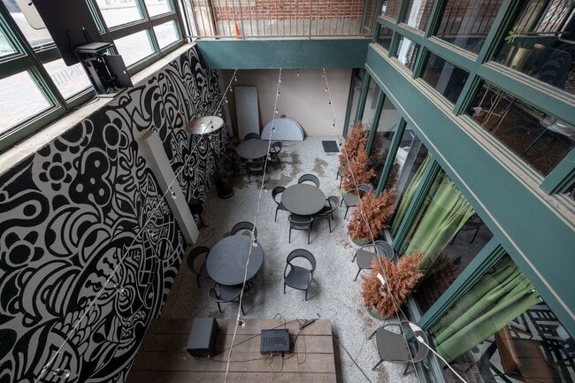 Building Photo - 1 bedroom, 1 bath updated condo in downtow...