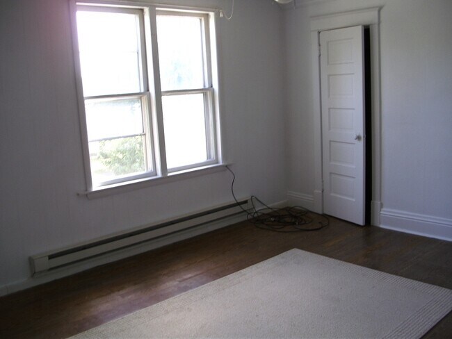 Building Photo - 209 9th St S