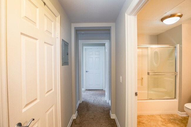 Building Photo - Beautifully Renovated 3Bed/2Bath Corner Un...