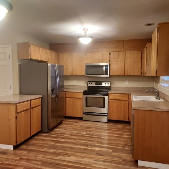 Kitchen - 7910 SE 67th Ave