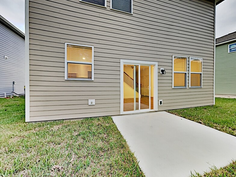 Building Photo - 3363 Roundabout Dr
