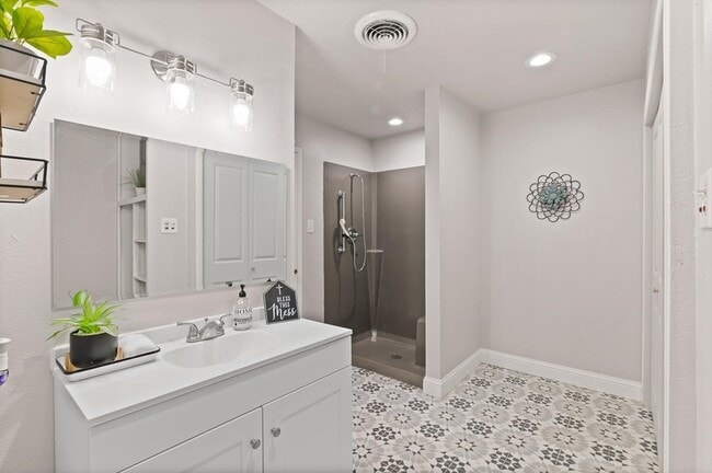 Building Photo - 423 E Morton St