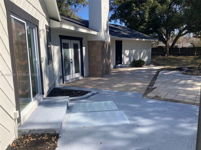 Building Photo - 2020 NE 11th Pl