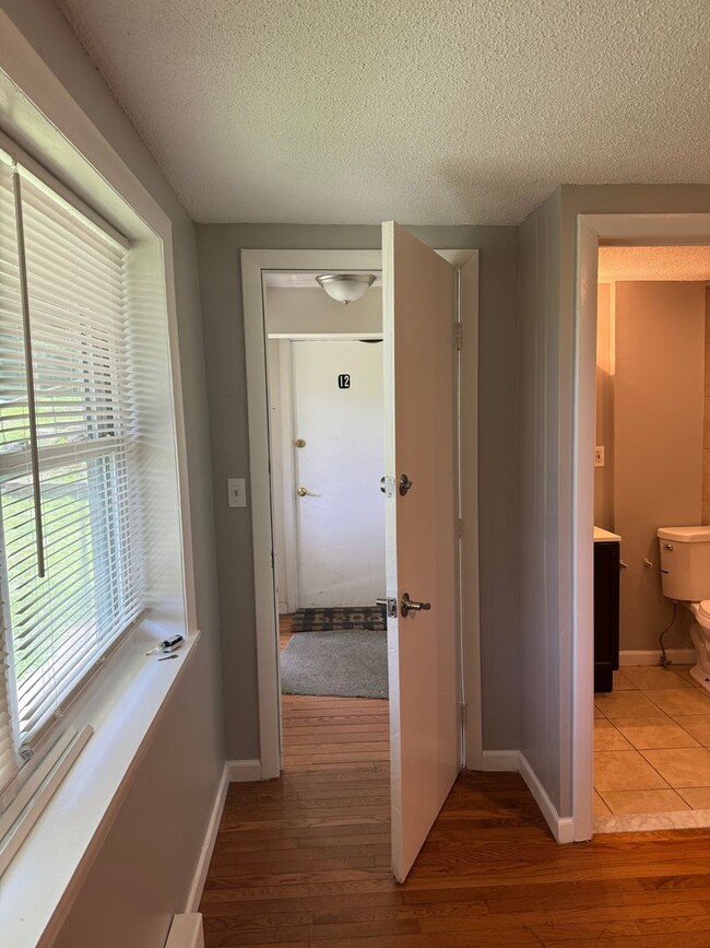 Building Photo - One bedroom Southwick Ma U-13