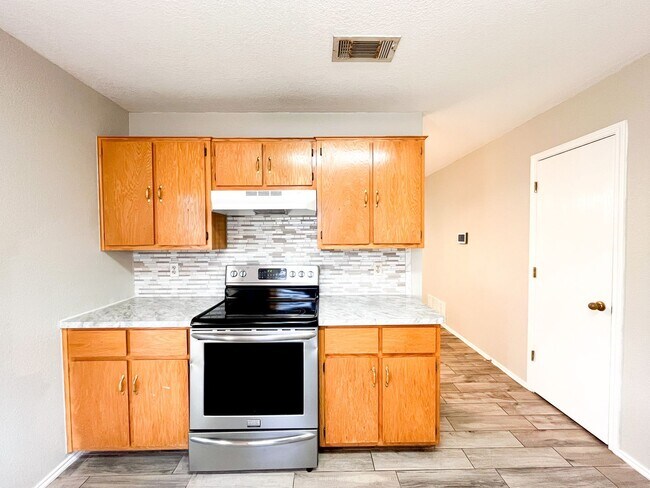 Building Photo - Available NOW Beautiful 1 story, 3 bedroom, 2 bath home. This is exactly what you have been looki...