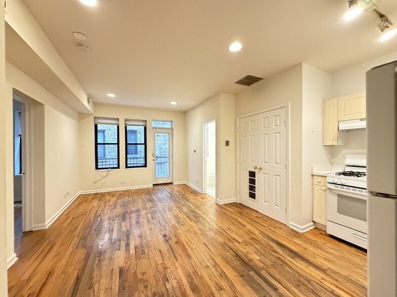 Building Photo - 909 W Dakin St