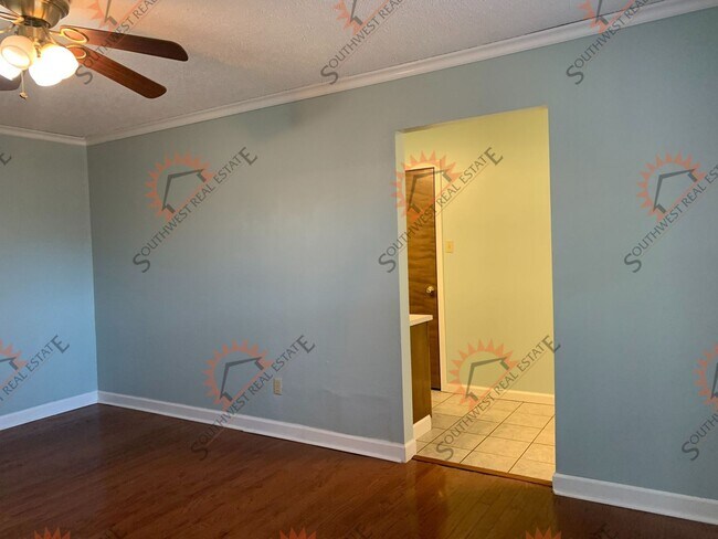 Building Photo - 3 BEDROOM/2 FULL BATH/2 CAR GARAGE