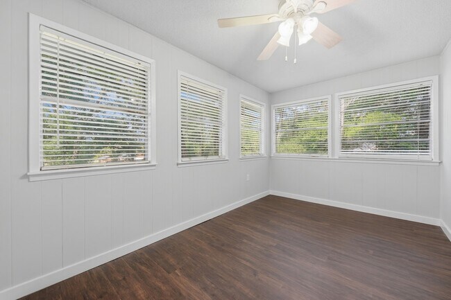 Building Photo - 9481 Lake Forest Cir