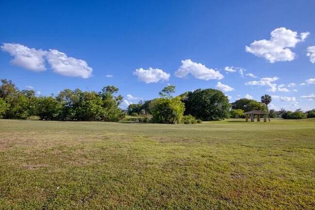 Building Photo - 2950 N Palm Aire Dr