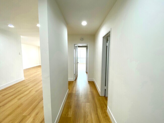 Building Photo - 1010 N Kings Rd
