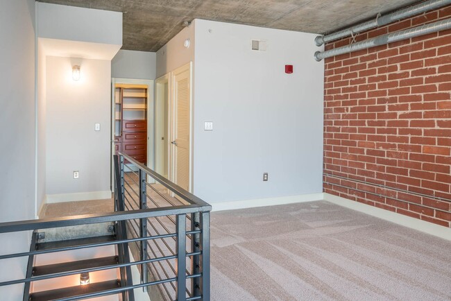 Building Photo - Great One Bedrooom in the Gateway Lofts!