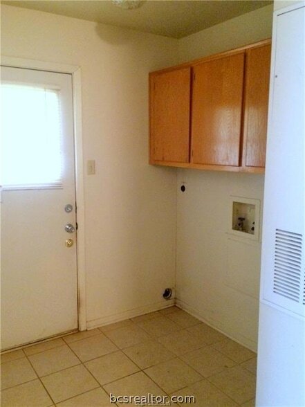 Building Photo - 701 San Saba Dr