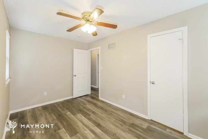 Building Photo - 313 NE Lakeview Dr