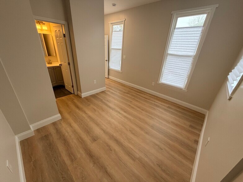 Building Photo - 3 E Overlea Ave