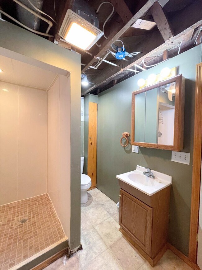 Building Photo - Spacious 3 bedroom home with finished base...