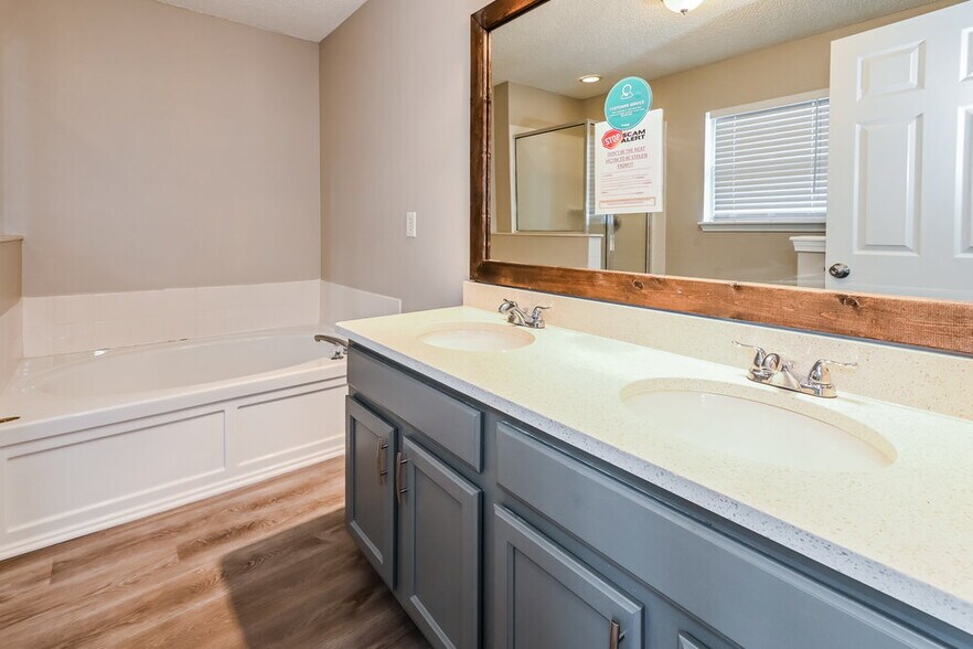 Building Photo - 14414 Woodfield Cir S