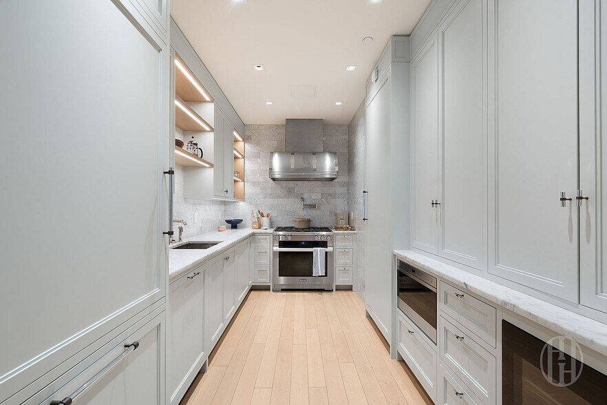 Building Photo - 164 W 74th St