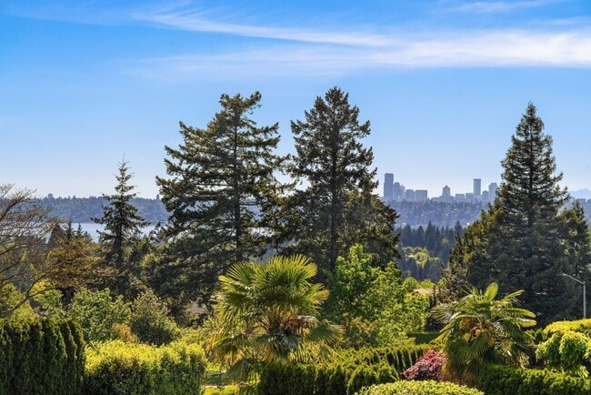 Building Photo - 3Bd/3.5Ba Clyde Hill Home