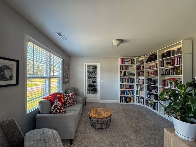 Building Photo - Spacious 4 Bed 3 Bed Home in Pine Forest School District