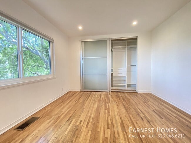 Building Photo - 2736 Hollyridge Dr