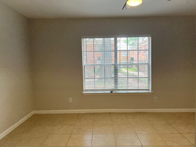 Building Photo - 2824 Briarhurst Dr