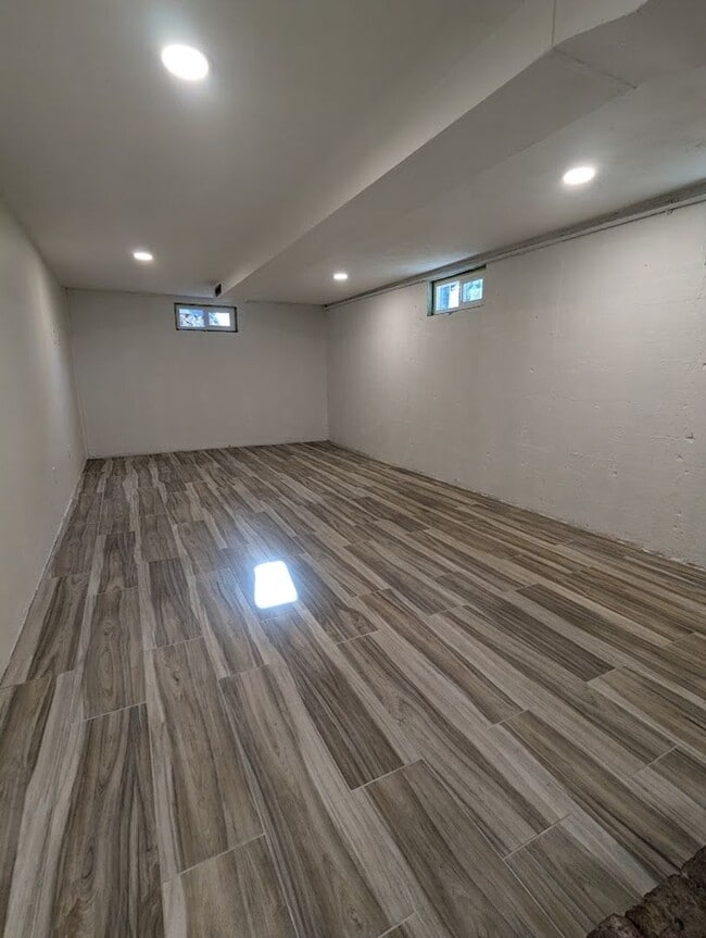 Building Photo - Fabulous 4 Bedroom 2 Bath House with Big F...