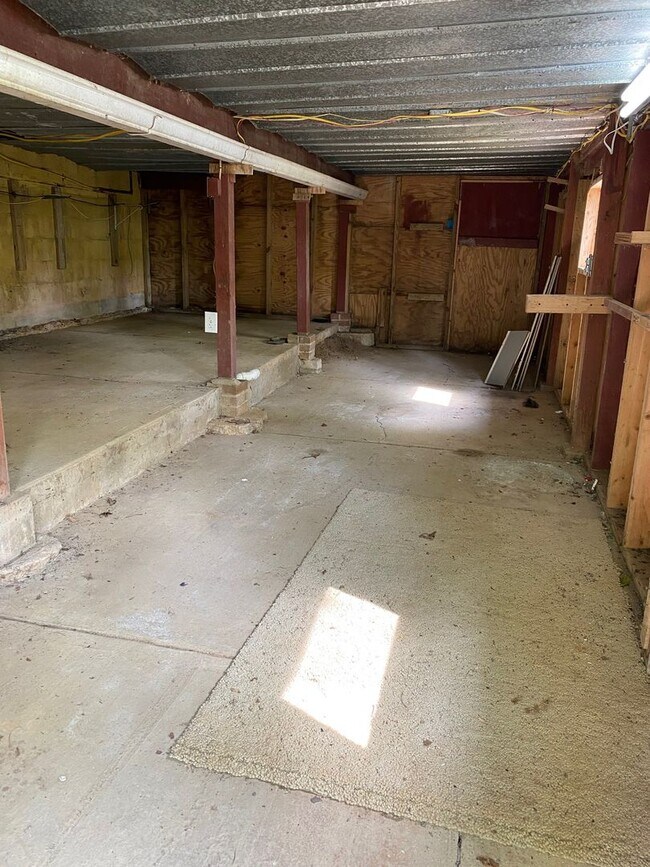 Building Photo - East AVL - Mid Century Modern Beauty in Bo...