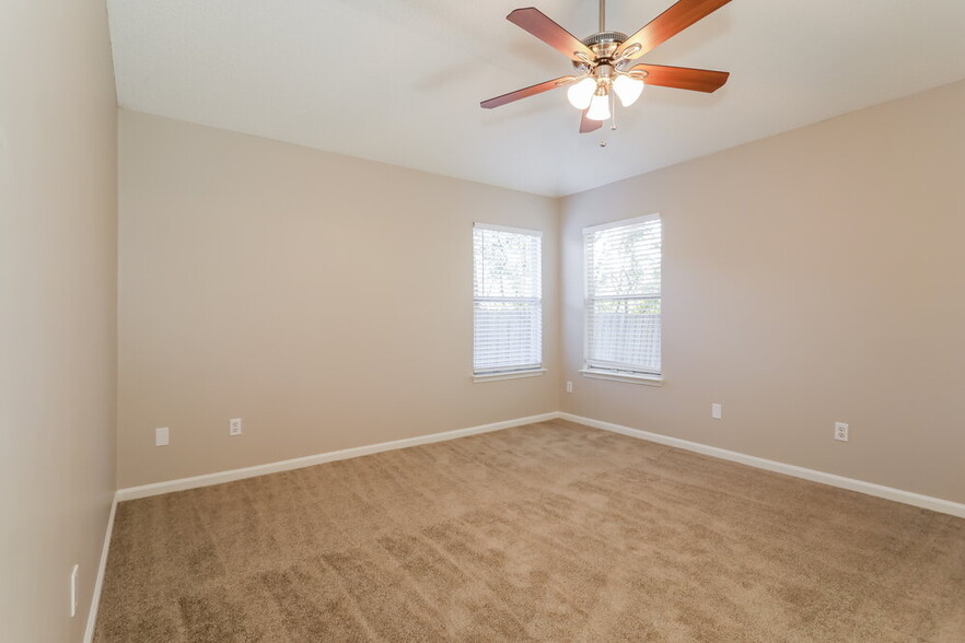 Building Photo - 3343 Shauna Oaks Cir E