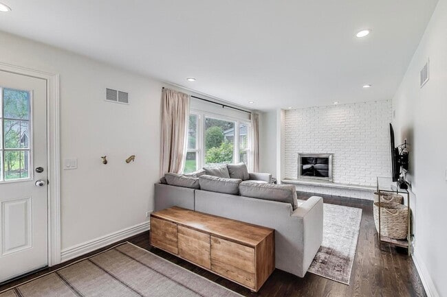 Building Photo - 511 S Dwyer Ave