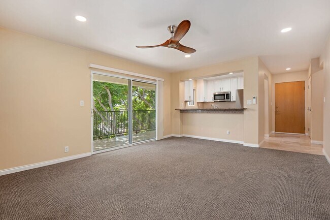 Building Photo - 450 Por La Mar Cir