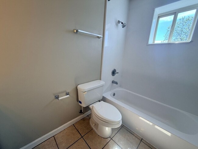 Building Photo - 2990 Rhodes Cir S