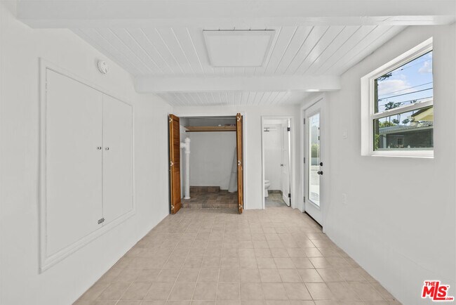 Building Photo - 100 E Kenneth Rd