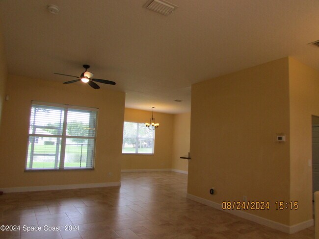 Building Photo - 1882 Woodfield Cir