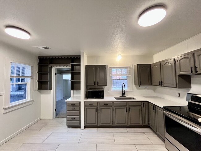 Building Photo - 2104 20th St