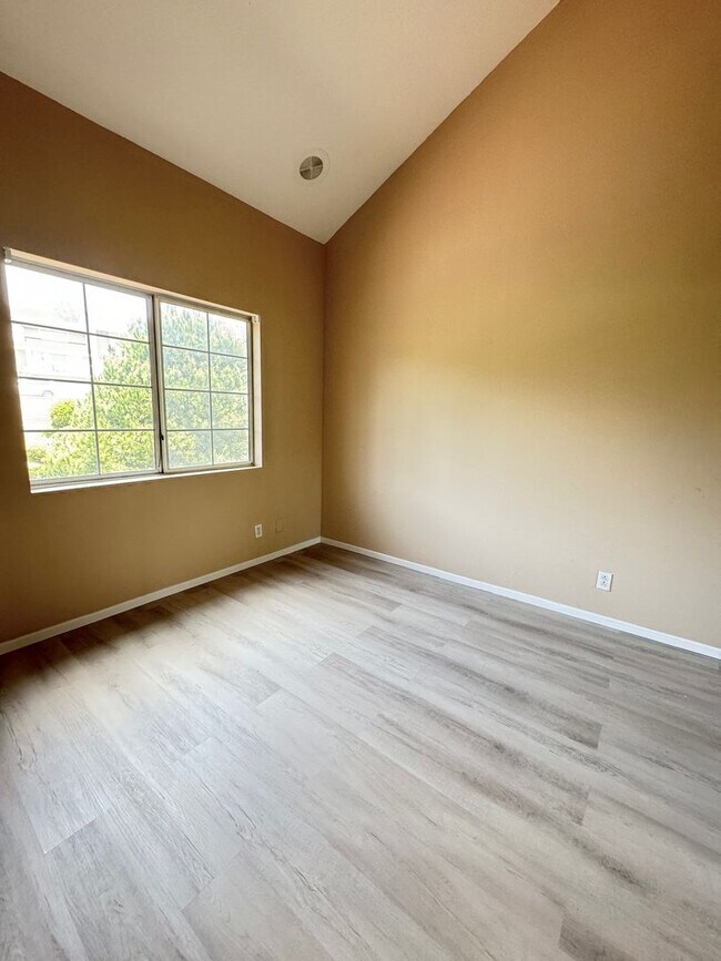 Building Photo - Large, end-unit townhome in the heart of Thousand Oaks