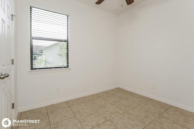 Building Photo - 945 SW 6th Pl