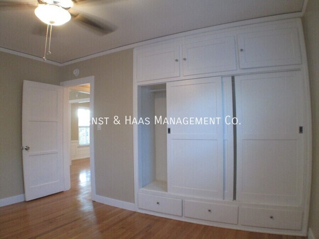 Building Photo - 215 E Scott St