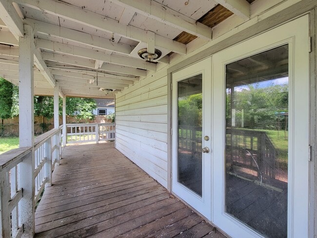 Building Photo - 111 Wisteria St