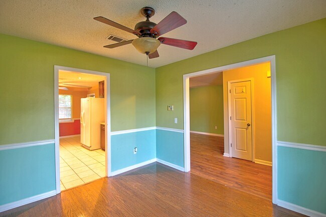 Building Photo - 948 Wedgewood Way