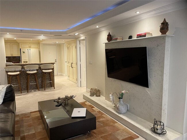 Building Photo - 2555 Collins Ave