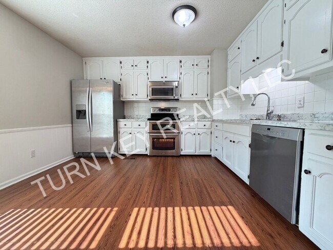 Building Photo - 2221 Diane Dr