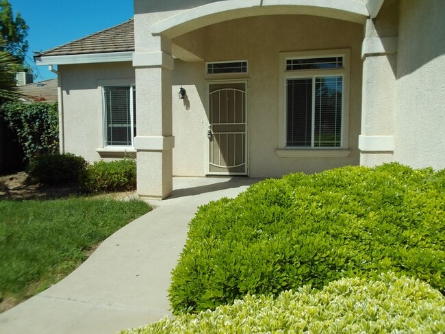 Building Photo - 1615 Bay Dr