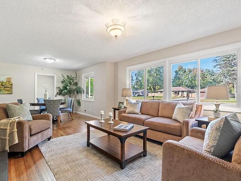 Building Photo - 609 82nd Ave N