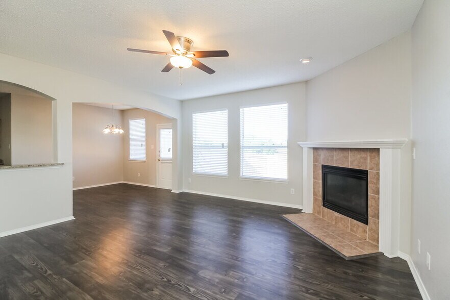 Building Photo - 505 Summertree Ln
