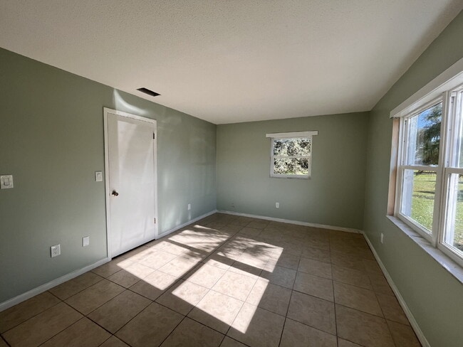 Building Photo - 2-bedroom, 2-bathroom Apartment