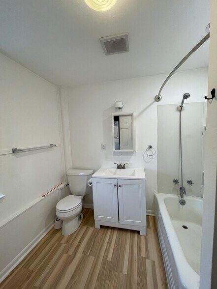 Building Photo - 43 Silopanna Rd